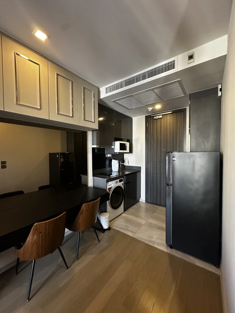 For rent: Ashton Asoke, very high floor, 26th floor, stunning city view, furnished room, built-in, ready to move in, don't miss it.