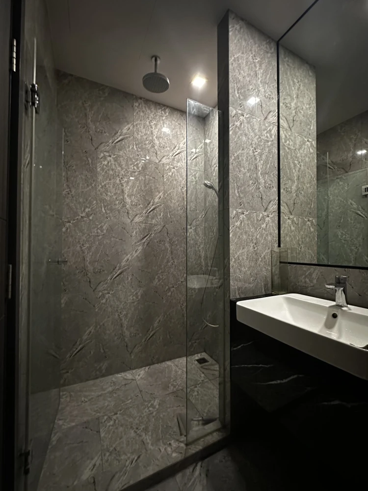 For rent: Ashton Asoke, very high floor, 26th floor, stunning city view, furnished room, built-in, ready to move in, don't miss it.