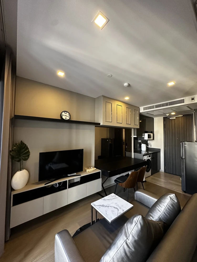 For rent: Ashton Asoke, very high floor, 26th floor, stunning city view, furnished room, built-in, ready to move in, don't miss it.