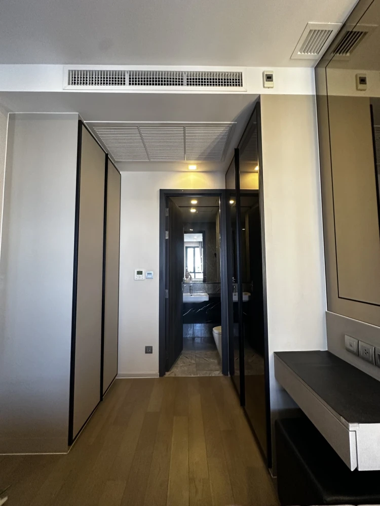For rent: Ashton Asoke, very high floor, 26th floor, stunning city view, furnished room, built-in, ready to move in, don't miss it.