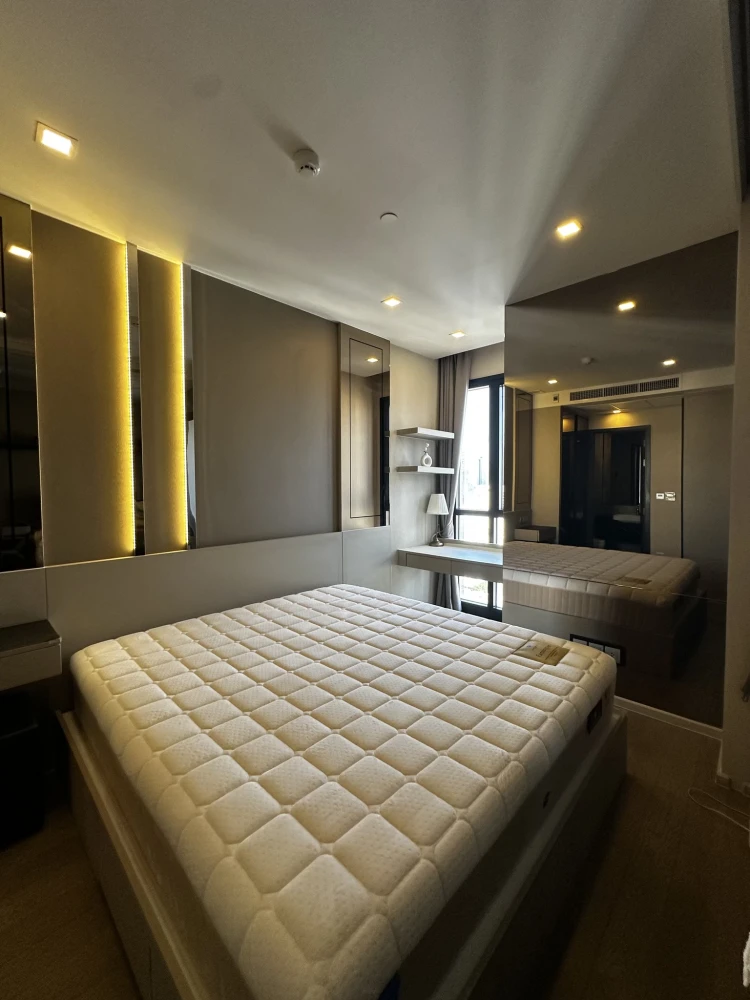 For rent: Ashton Asoke, very high floor, 26th floor, stunning city view, furnished room, built-in, ready to move in, don't miss it.
