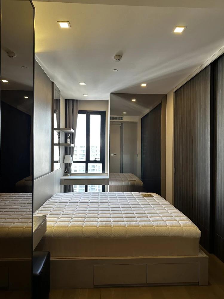 For rent: Ashton Asoke, very high floor, 26th floor, stunning city view, furnished room, built-in, ready to move in, don't miss it.