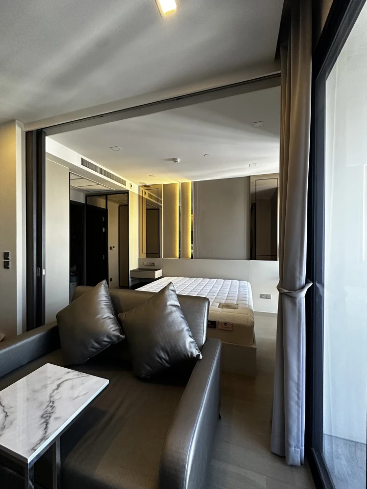 For rent: Ashton Asoke, very high floor, 26th floor, stunning city view, furnished room, built-in, ready to move in, don't miss it.