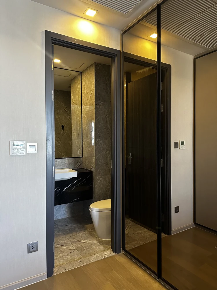 For rent: Ashton Asoke, very high floor, 26th floor, stunning city view, furnished room, built-in, ready to move in, don't miss it.