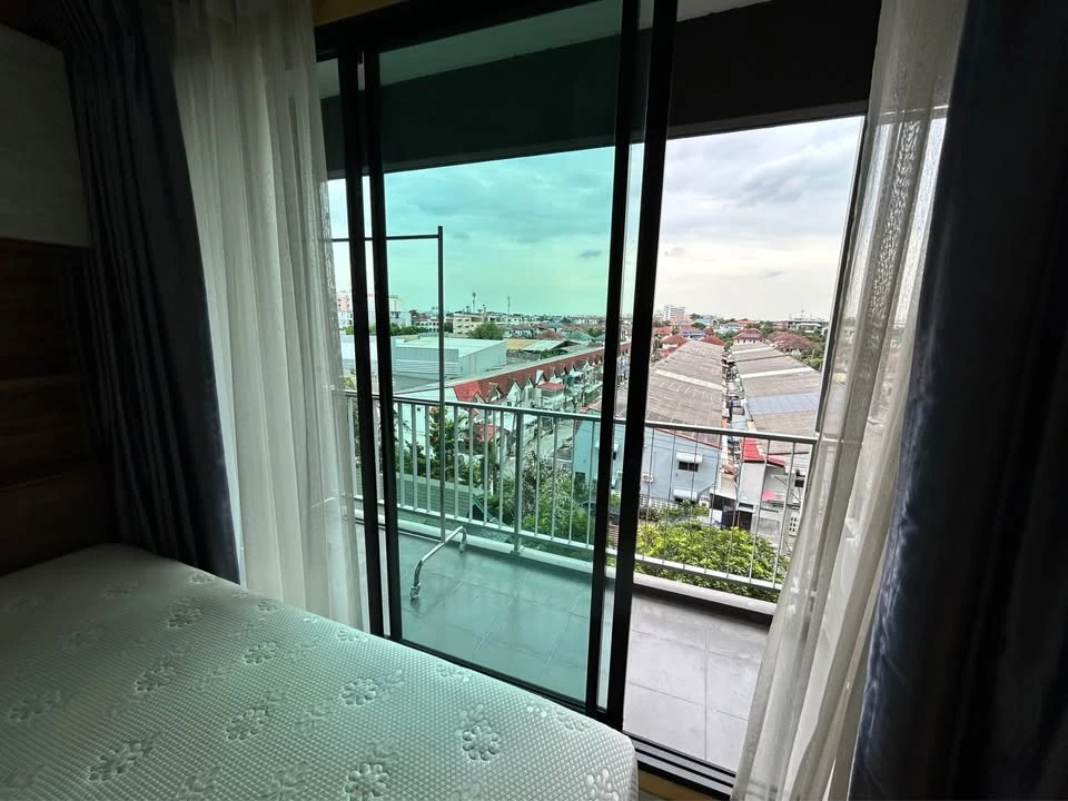 For rent: Atmoz Ladprao 71, Building A, 6th floor, corner room, quiet, very private, with appliances + furniture. Reserve now!