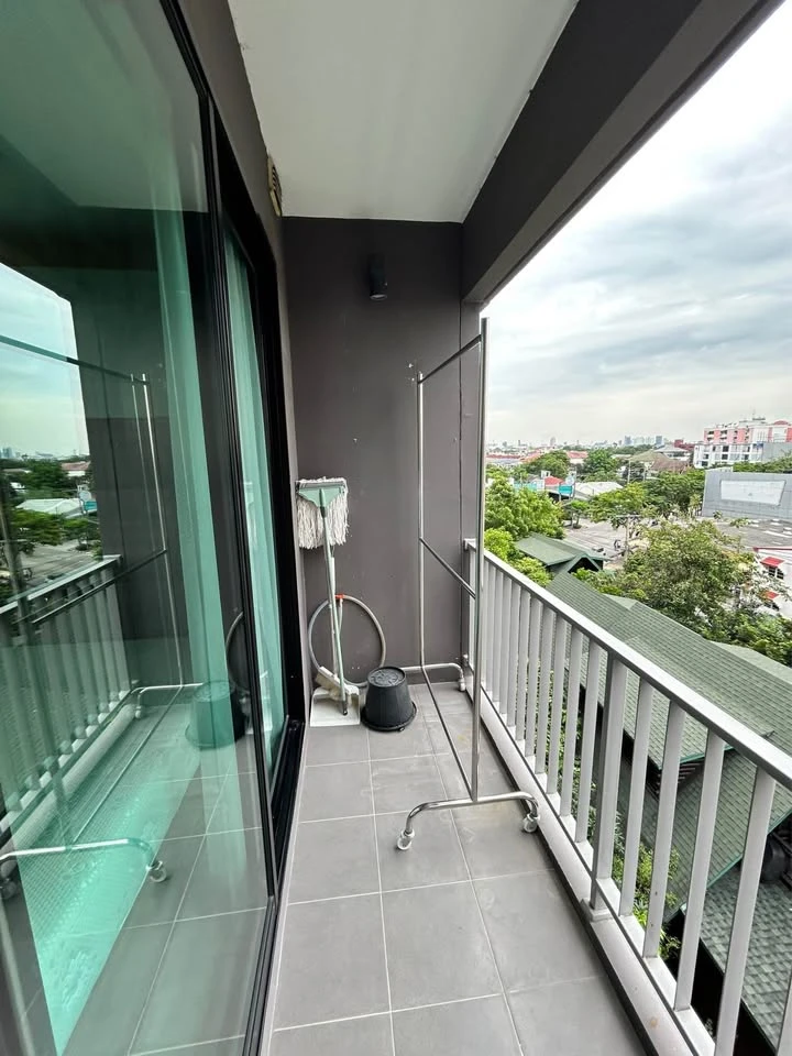 For rent: Atmoz Ladprao 71, Building A, 6th floor, corner room, quiet, very private, with appliances + furniture. Reserve now!