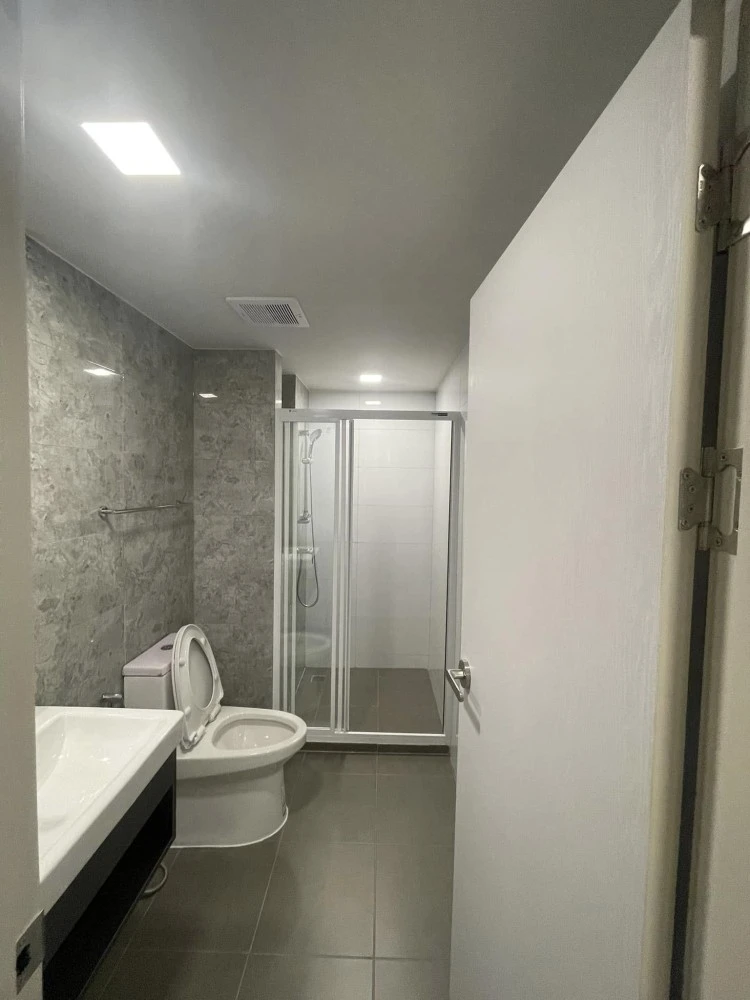 For rent: Atmoz Oasis On Nut, 3rd floor, separate room, fully furnished, ready to move in. Good like this, reserve now.