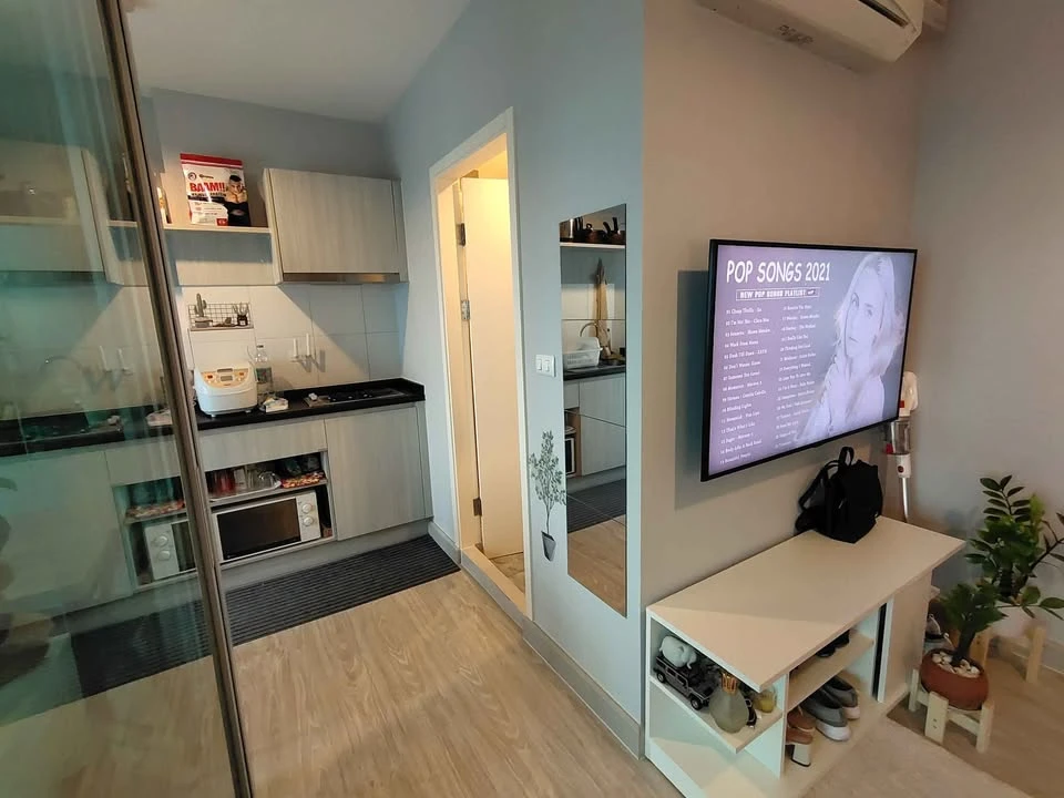 For rent: Aspire Ngamwongwan, very high floor room, great city view, with full amenities. Reserve now!
