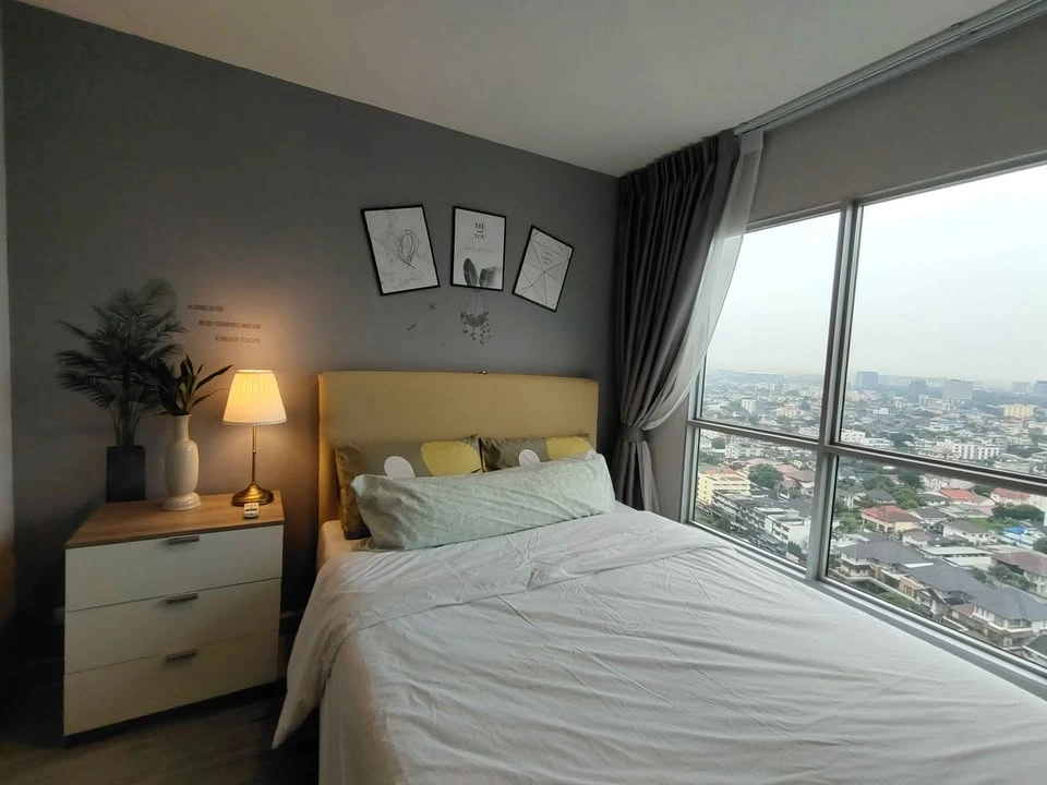For rent: Aspire Ngamwongwan, very high floor room, great city view, with full amenities. Reserve now!