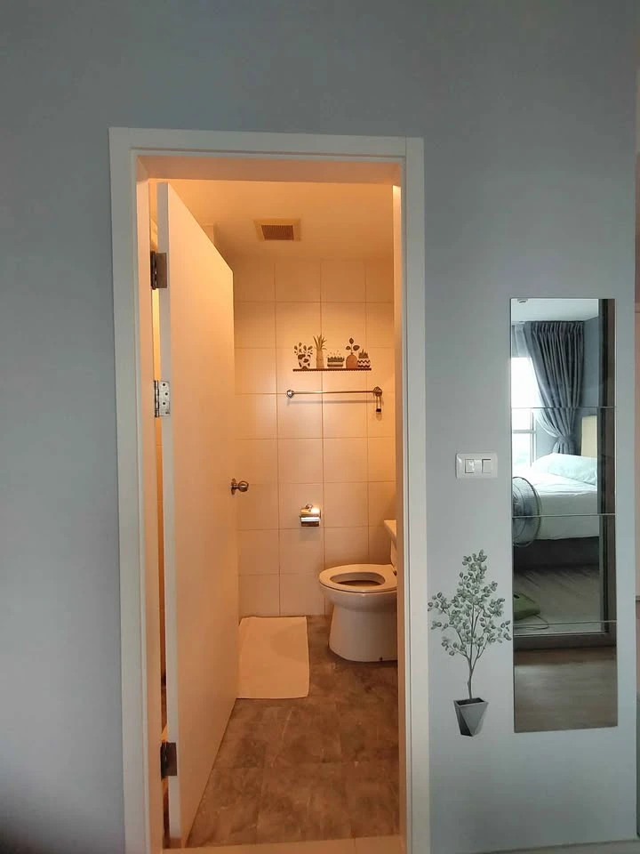 For rent: Aspire Ngamwongwan, very high floor room, great city view, with full amenities. Reserve now!