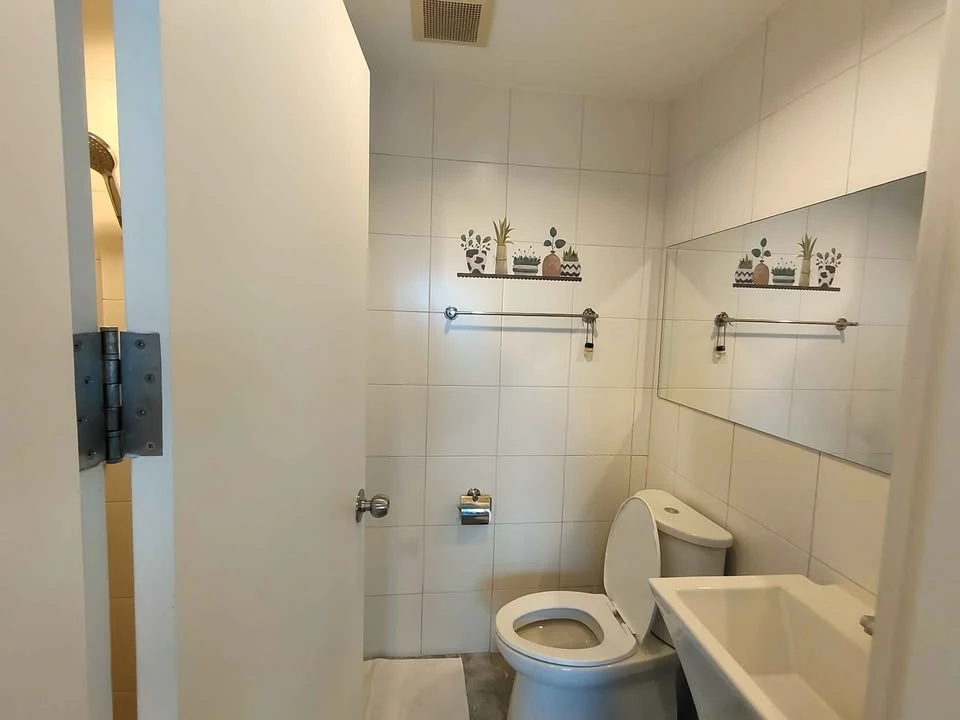 For rent: Aspire Ngamwongwan, very high floor room, great city view, with full amenities. Reserve now!