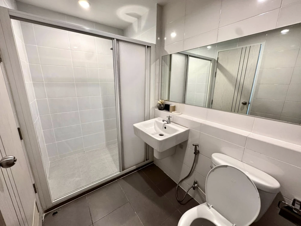 For rent: Aspire Rama 9, spacious room, 22nd floor, high view, comes with complete facilities, hurry and book.