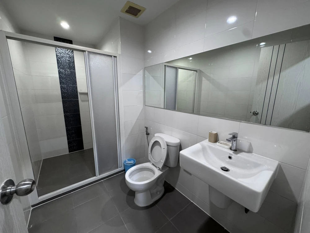 For rent: Aspire Rama 9, spacious room, 22nd floor, high view, comes with complete facilities, hurry and book.