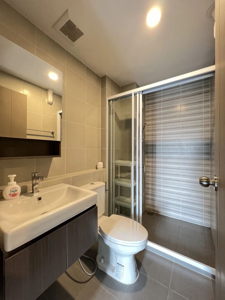 For rent: Aspire Ratchayothin, 4th floor, nice room, complete with furniture and appliances. Reserve now, hurry!