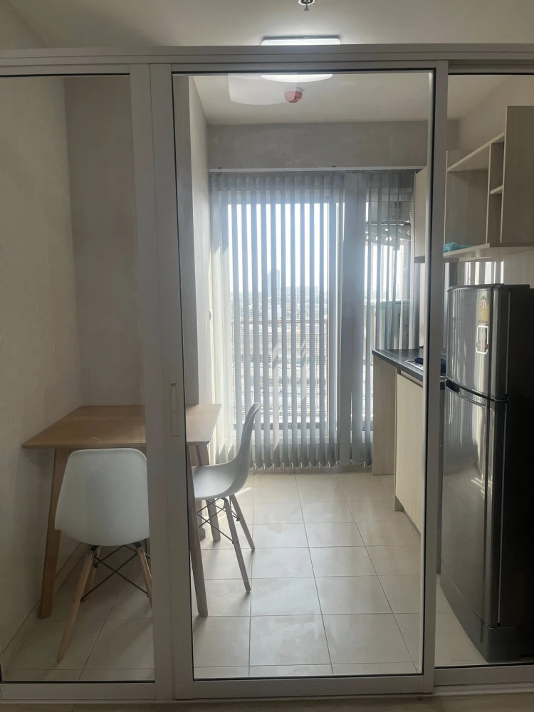 For rent: Aspire Rattanathibet. Spacious room, not stuffy. Balcony overlooking the swimming pool. Good breeze, not hot. Reserve now.