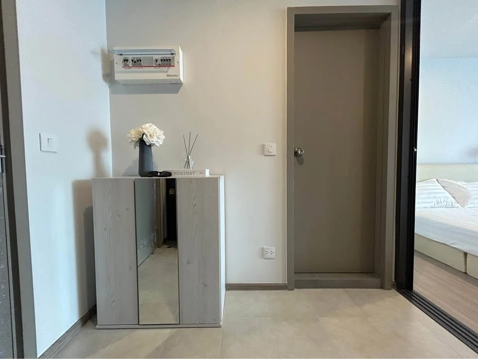 For rent: Aspire Sukhumvit - Rama 4, 17th floor, wide city view, no buildings blocking, minimalist luxury style, fully furnished, ready to move in.