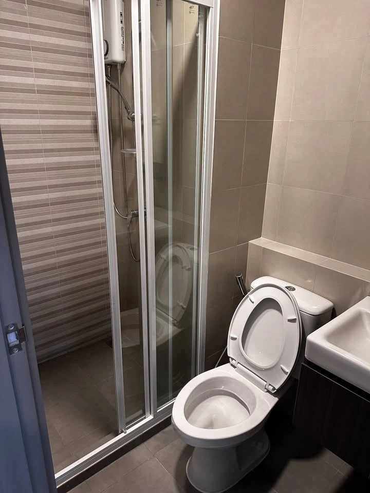 For rent: Aspire Sukhumvit - Rama 4, studio room, high floor, swimming pool and city view, fully furnished, ready to move in.