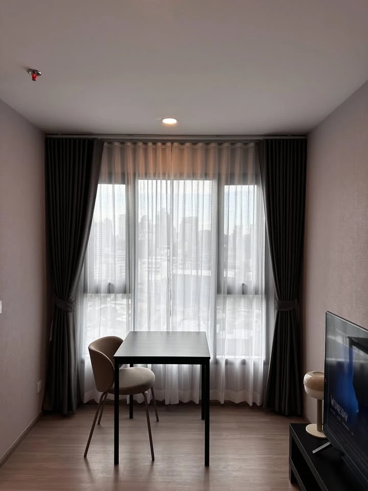 For rent: Aspire Sukhumvit - Rama 4, studio room, high floor, swimming pool and city view, fully furnished, ready to move in.