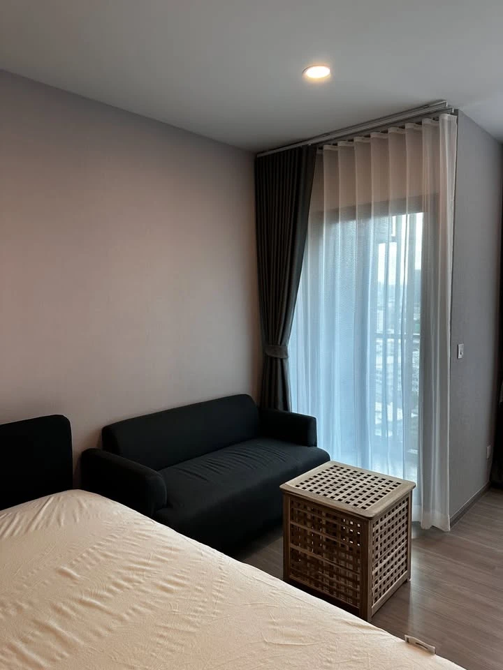 For rent: Aspire Sukhumvit - Rama 4, studio room, high floor, swimming pool and city view, fully furnished, ready to move in.
