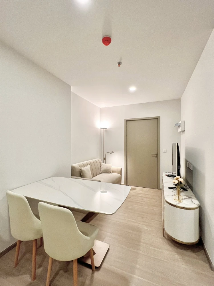 For rent: Aspire Sukhumvit Rama 4, fully furnished room, ready to move in, complete with amenities. Hurry and reserve now, don't miss out!