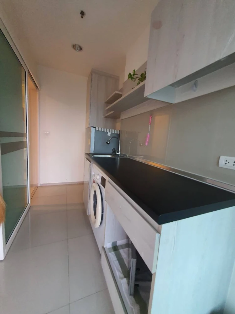 For rent: Aspire Erawan, 10th floor, corner unit with no adjacent units, north-facing balcony (beautiful city view). Don't miss out!