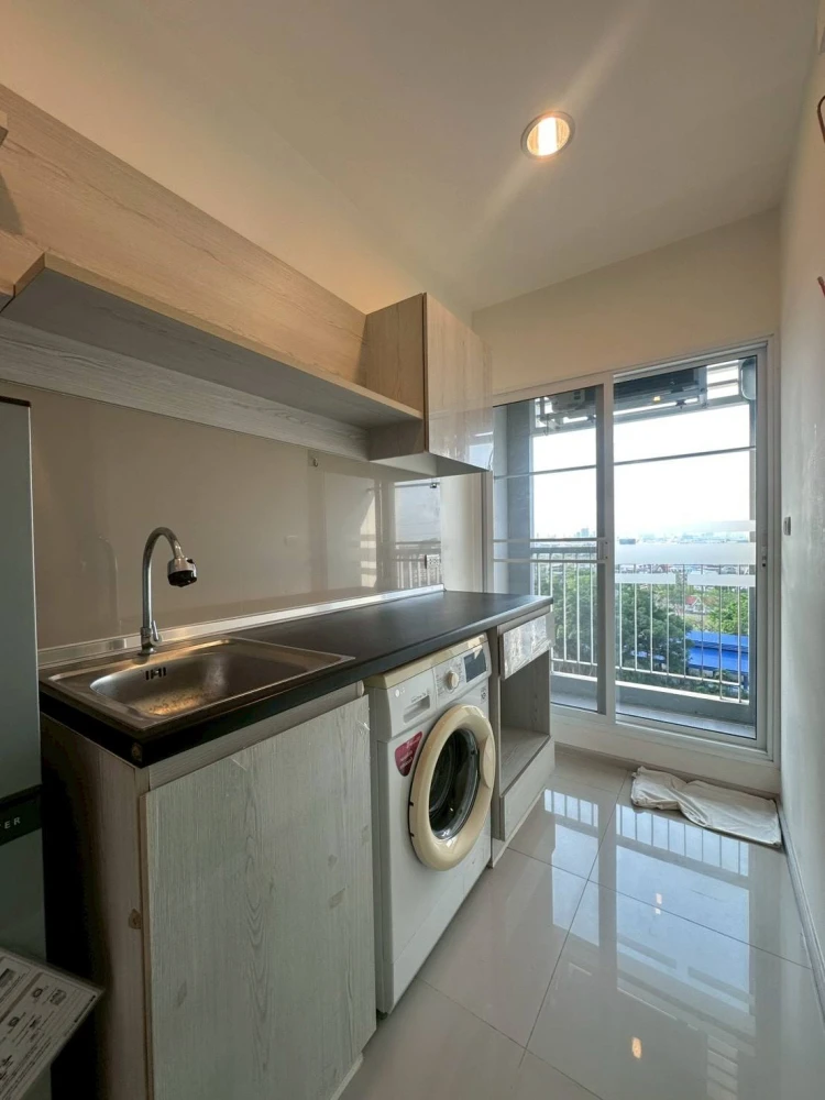 For rent: Aspire Erawan, 10th floor, corner unit with no adjacent units, north-facing balcony (beautiful city view). Don't miss out!