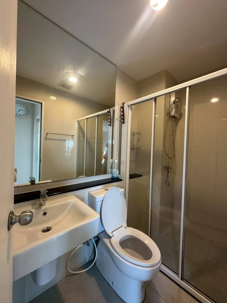 For rent: Aspire Erawan, 10th floor, corner unit with no adjacent units, north-facing balcony (beautiful city view). Don't miss out!