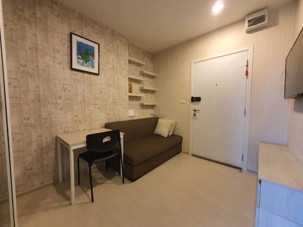 For rent: Aspire Erawan, 10th floor, corner unit with no adjacent units, north-facing balcony (beautiful city view). Don't miss out!