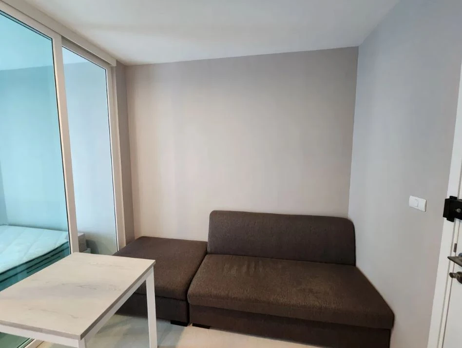 For rent: Aspire Erawan, ready-to-move-in unit, high floor, pool view, spacious and comfortable. Book now!
