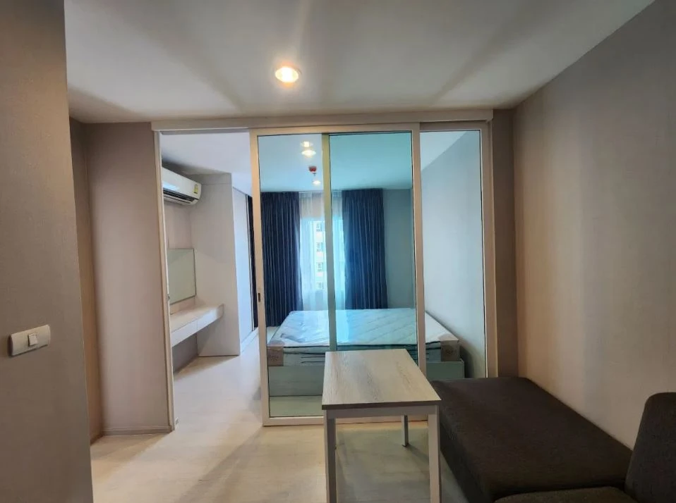For rent: Aspire Erawan, ready-to-move-in unit, high floor, pool view, spacious and comfortable. Book now!
