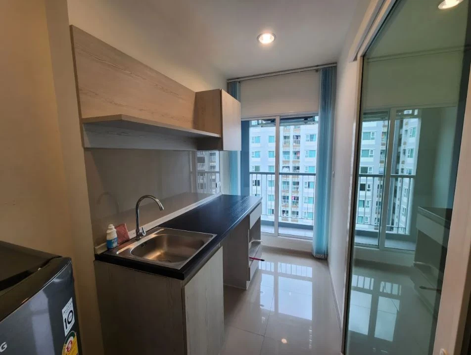 For rent: Aspire Erawan, ready-to-move-in unit, high floor, pool view, spacious and comfortable. Book now!