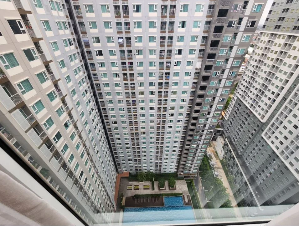 For rent: Aspire Erawan, ready-to-move-in unit, high floor, pool view, spacious and comfortable. Book now!
