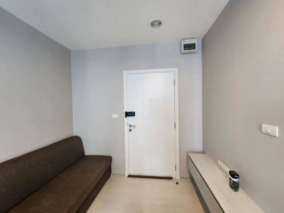 For rent: Aspire Erawan, ready-to-move-in unit, high floor, pool view, spacious and comfortable. Book now!