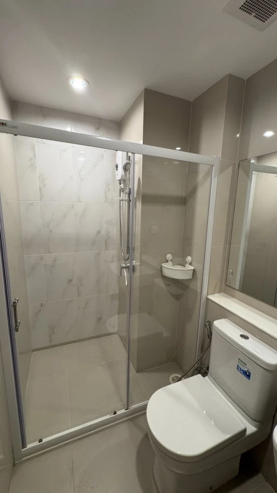For rent: Aspire Erawan Prime, large room, 2 bedrooms, 1 bathroom, very spacious, ready to move in.