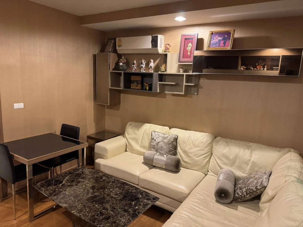 For rent: Abstract Phahonyothin Park, very high floor, wallpaper all over the room. You'll regret it if you miss it.