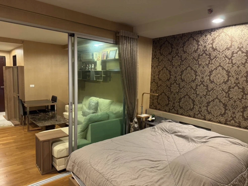 For rent: Abstract Phahonyothin Park, very high floor, wallpaper all over the room. You'll regret it if you miss it.