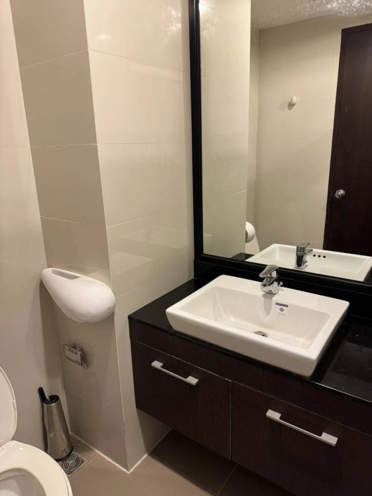 For rent: Abstract Phahonyothin Park, very high floor, wallpaper all over the room. You'll regret it if you miss it.