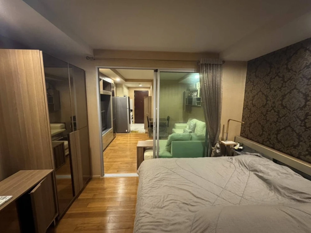 For rent: Abstract Phahonyothin Park, very high floor, wallpaper all over the room. You'll regret it if you miss it.
