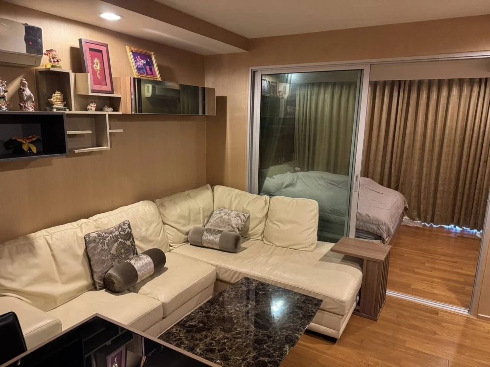 For rent: Abstract Phahonyothin Park, very high floor, wallpaper all over the room. You'll regret it if you miss it.