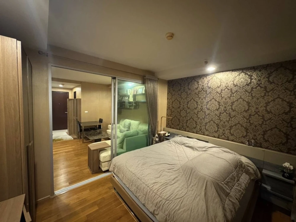 For rent: Abstract Phahonyothin Park, very high floor, wallpaper all over the room. You'll regret it if you miss it.