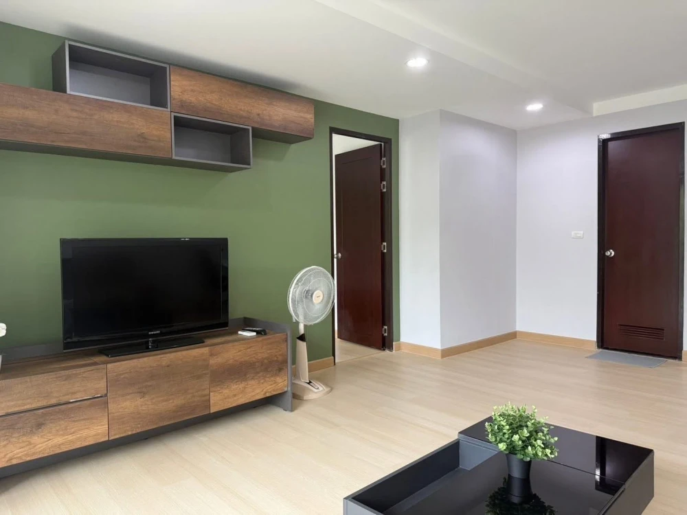 For rent: Abstract Phahonyothin Park, Building A, 3rd floor, garden view. Quiet atmosphere, very spacious room.