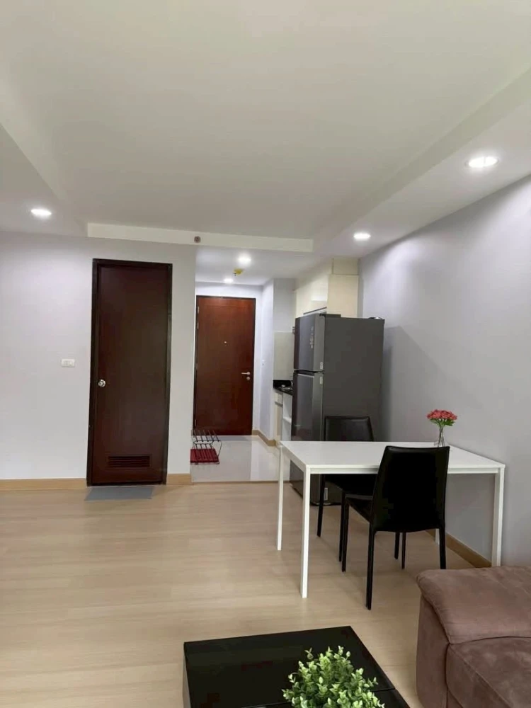 For rent: Abstract Phahonyothin Park, Building A, 3rd floor, garden view. Quiet atmosphere, very spacious room.