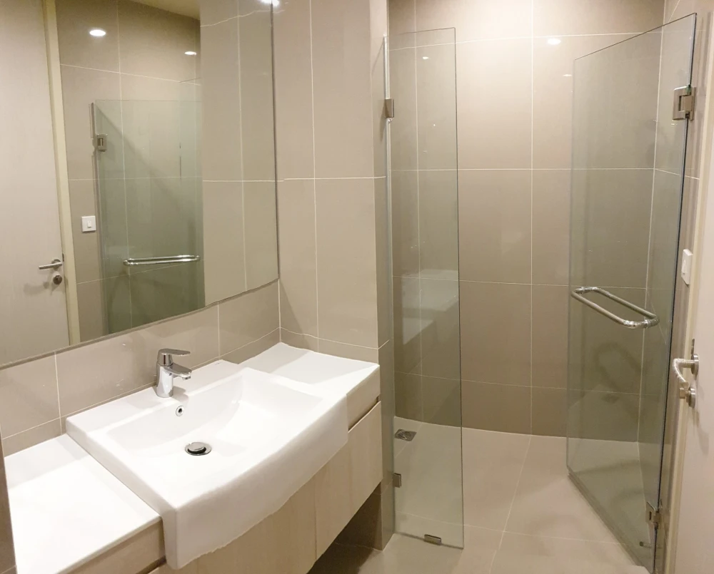 For rent: Noble Recole Sukhumvit 19, spacious room, airy and comfortable, simply decorated, fully equipped, book now.