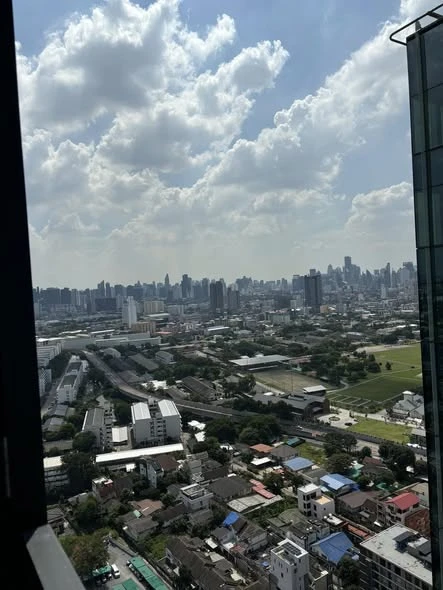 For rent: Noble Around Ari, 31st floor, very high, great breeze, beautiful view, fully furnished, don't miss it.