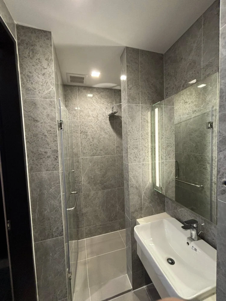 For rent: Noble Around Ari, 31st floor, very high, great breeze, beautiful view, fully furnished, don't miss it.