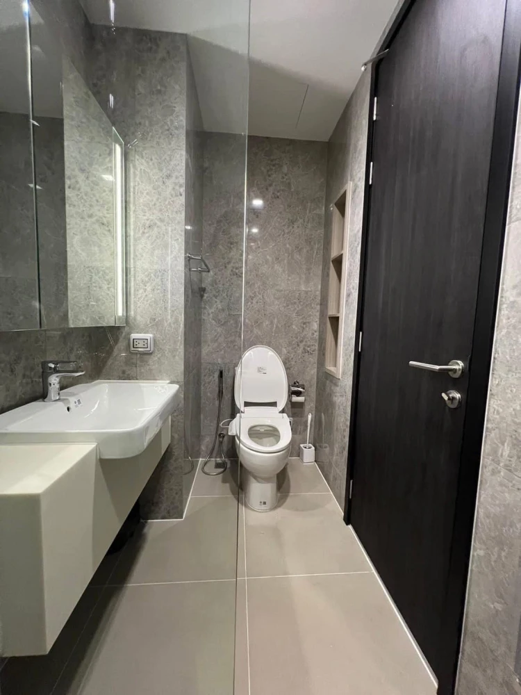 For rent: Noble Around Ari, 37th floor, corner room, high floor, good view, cool breeze, fully furnished, ready to move in, book now.