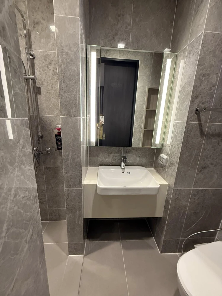 For rent: Noble Around Ari, high floor, built-in furniture, L-shaped sofa with foldable bed, making the most of the space.