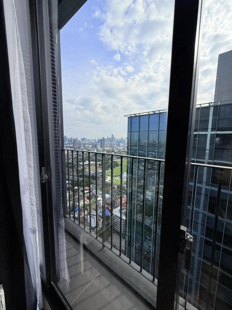 For rent: Noble Around Ari, high floor, built-in furniture, L-shaped sofa with foldable bed, making the most of the space.