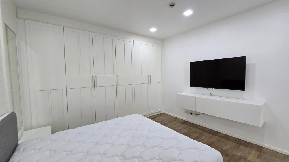 For rent: Noble Aura, large room, comfortable, lots of usable space, complete facilities, book now.