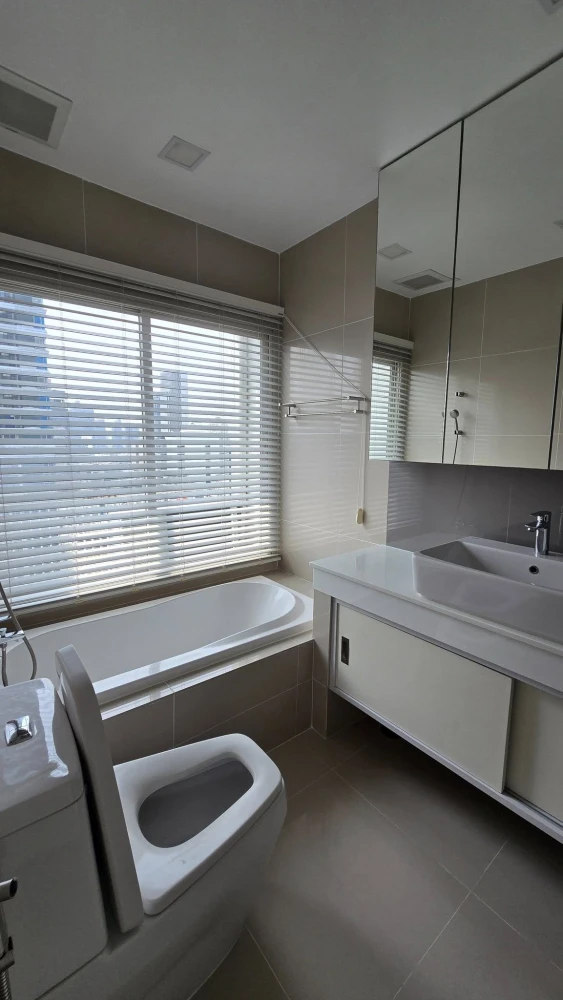 For rent: Noble Aura, large room, comfortable, lots of usable space, complete facilities, book now.